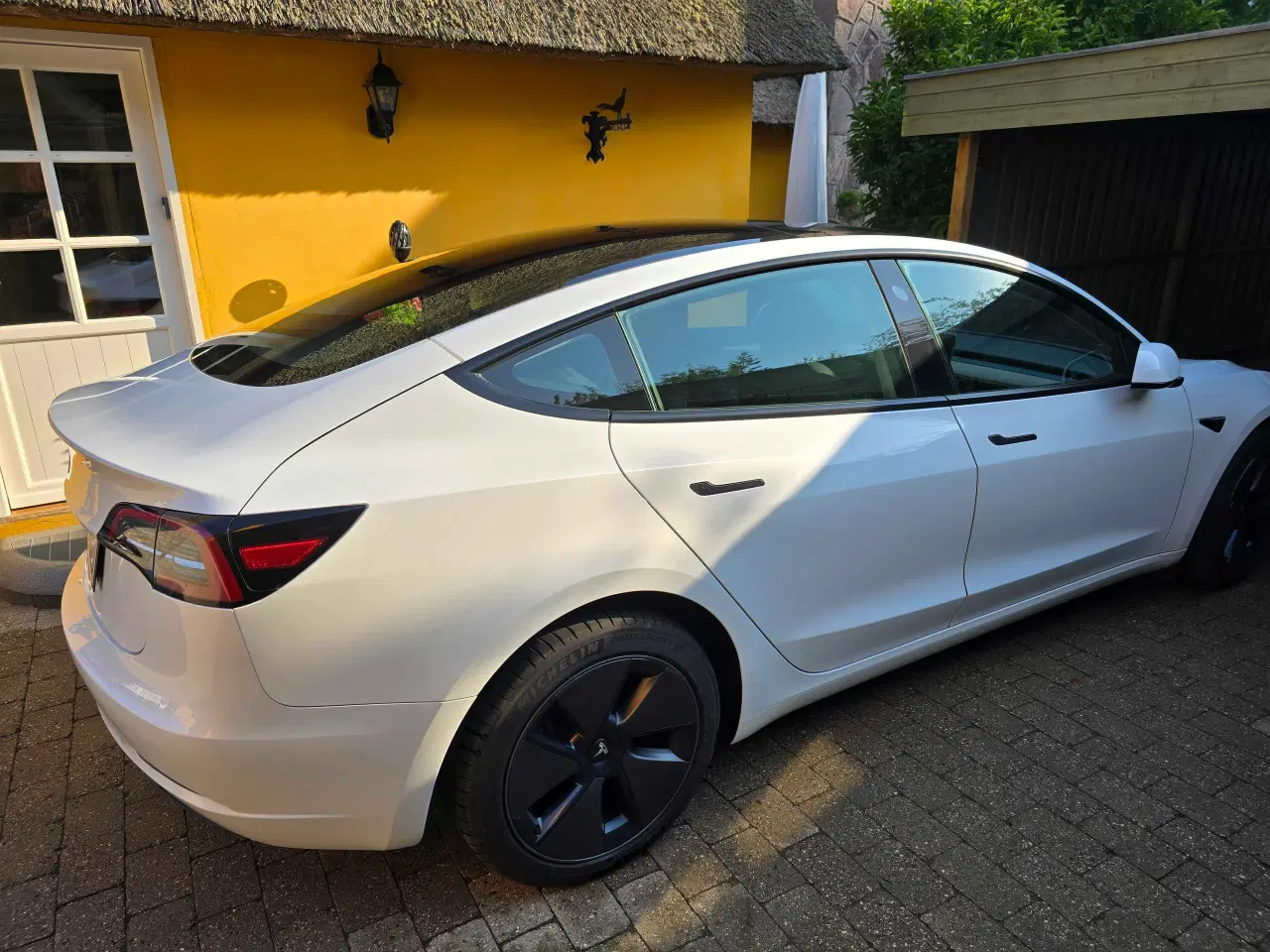 Billede 2 - Tesla 3 med træk og få km.