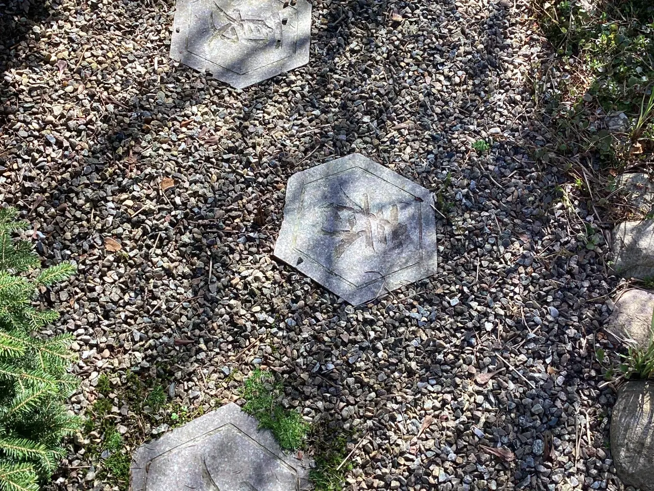 Billede 1 - Granit trædesten med tegn de fire årstider