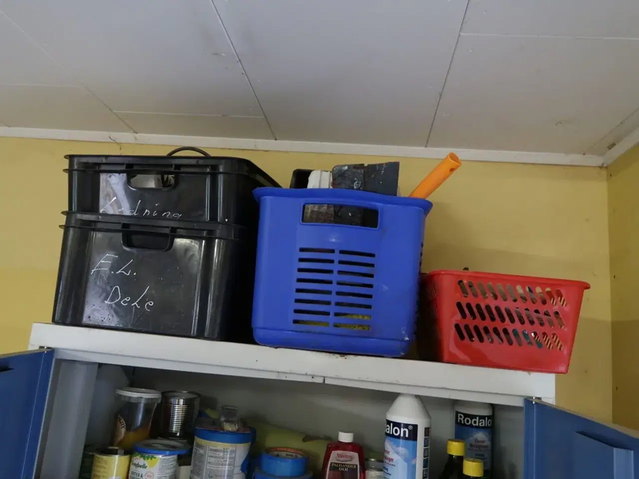 Billede 3 - Stålskab med div. Plejemidler, maling m.m.