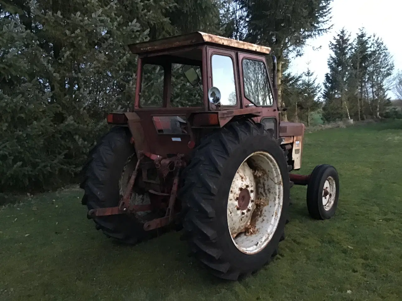 Billede 1 - IH 824 traktor.