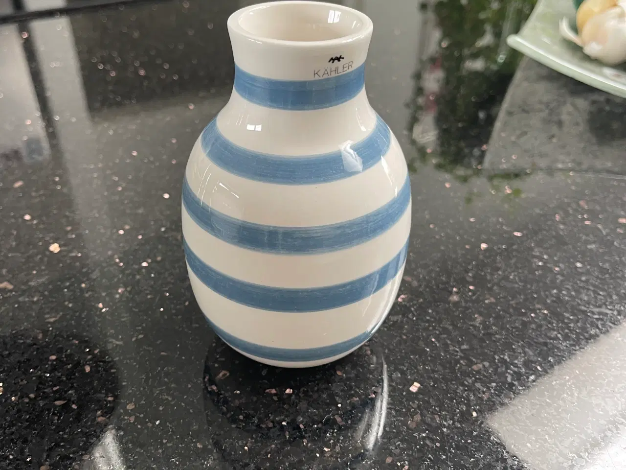 Billede 1 - Kähler Omaggio vase 13 cm hvid med lysblå stribe