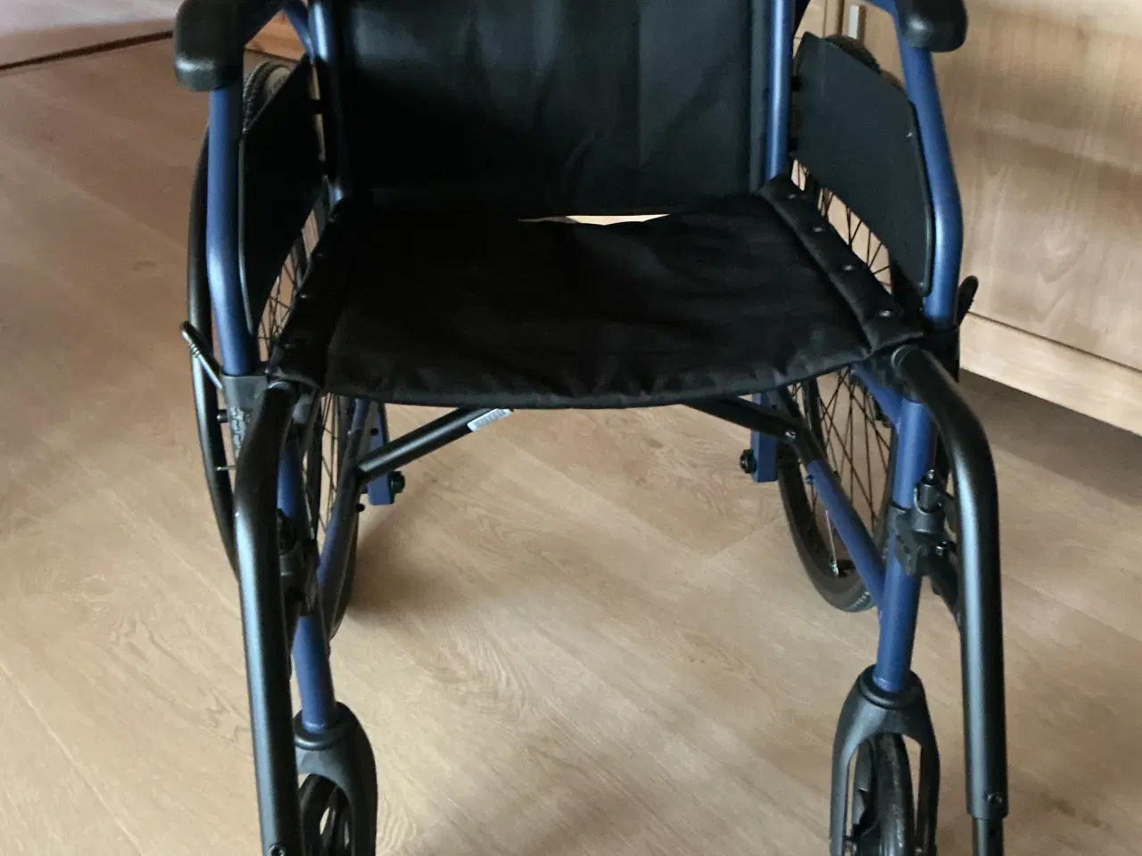 Billede 4 - Køre/transportstol hjulene aftagelige