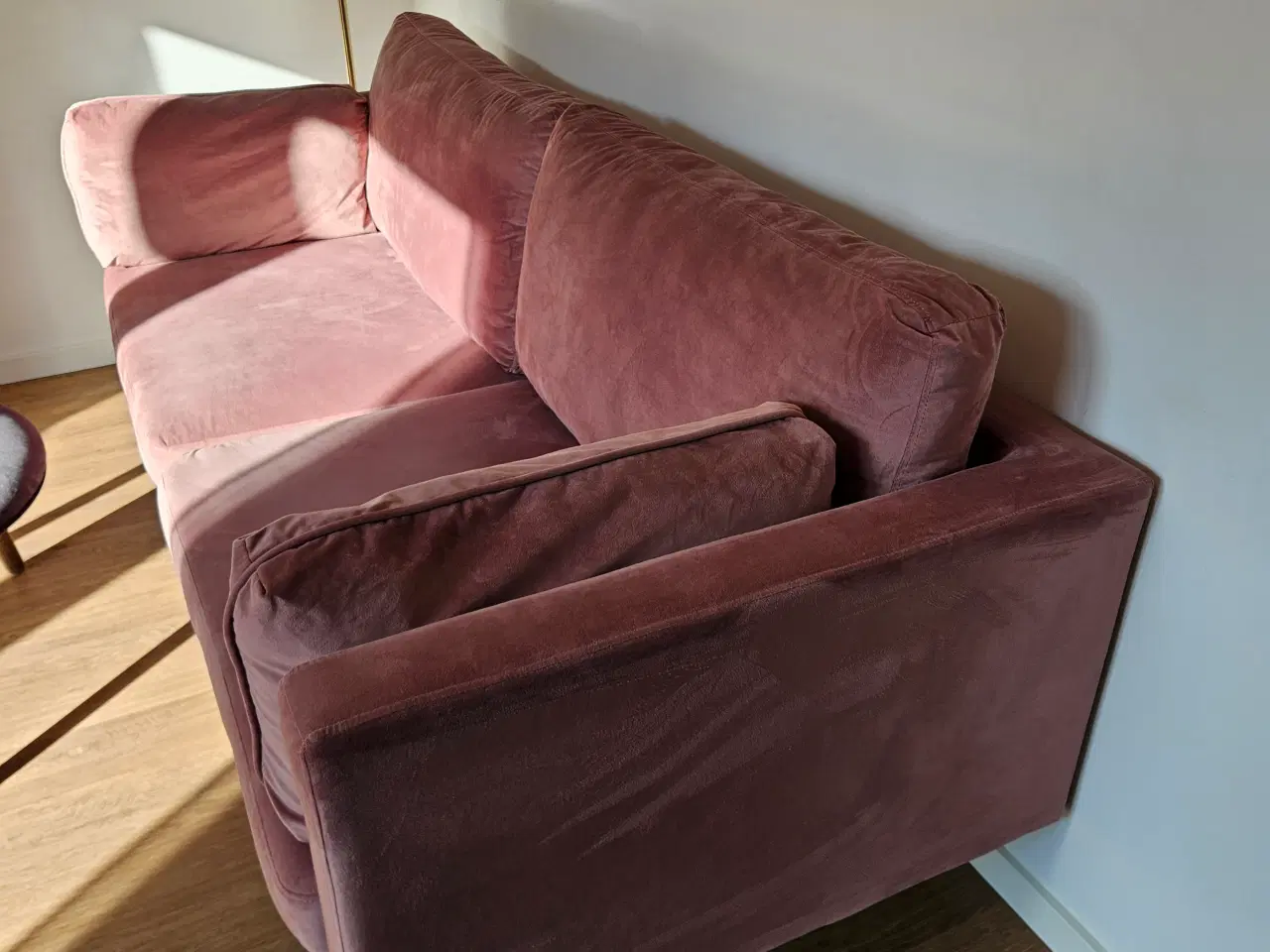 Billede 5 - Flot moderne velour sofa i rosa