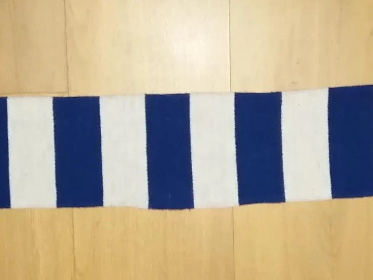 Billede 1 - OB FAN HALSTØRKLÆDE, 150 CM, SOM NYT