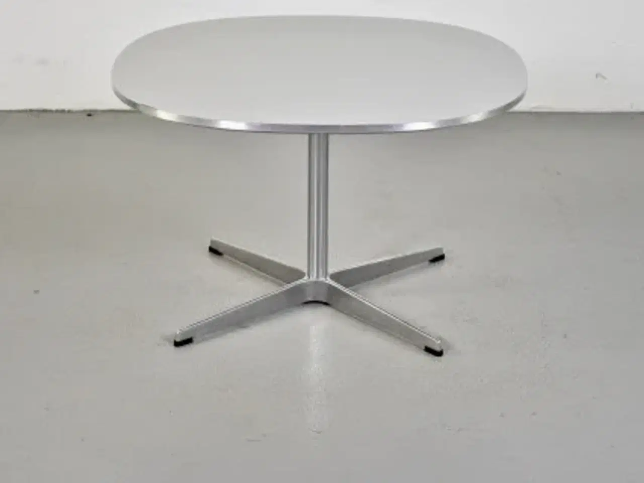 Billede 2 - Fritz hansen cafébord i lysegrå med metal kant, lav