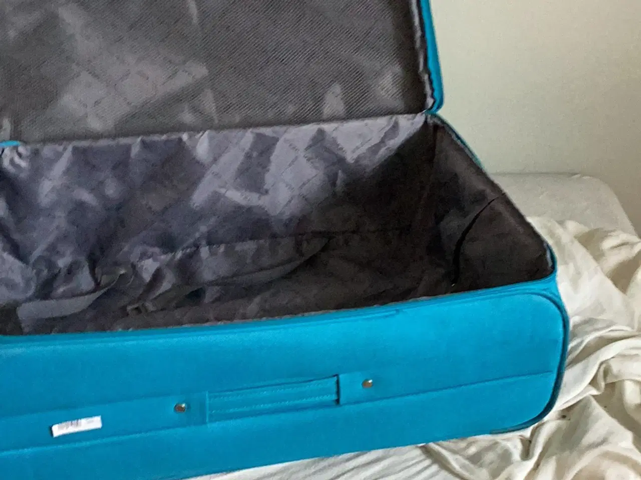 Billede 2 - Rejsekuffert med hjul fint plads til 20kg bagage