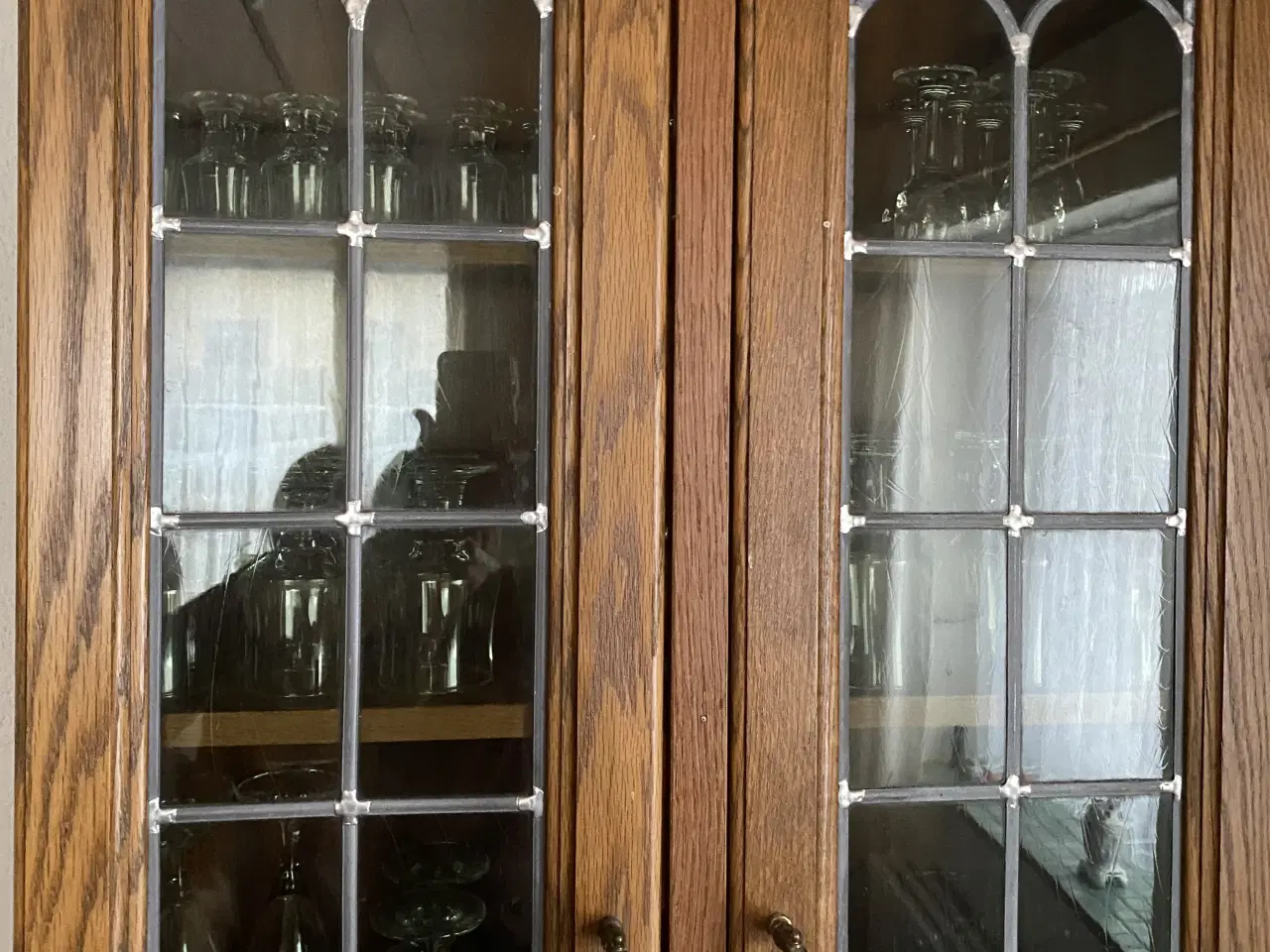 Billede 1 - Mindre opbevaringsskab i egetræ med glaslåger