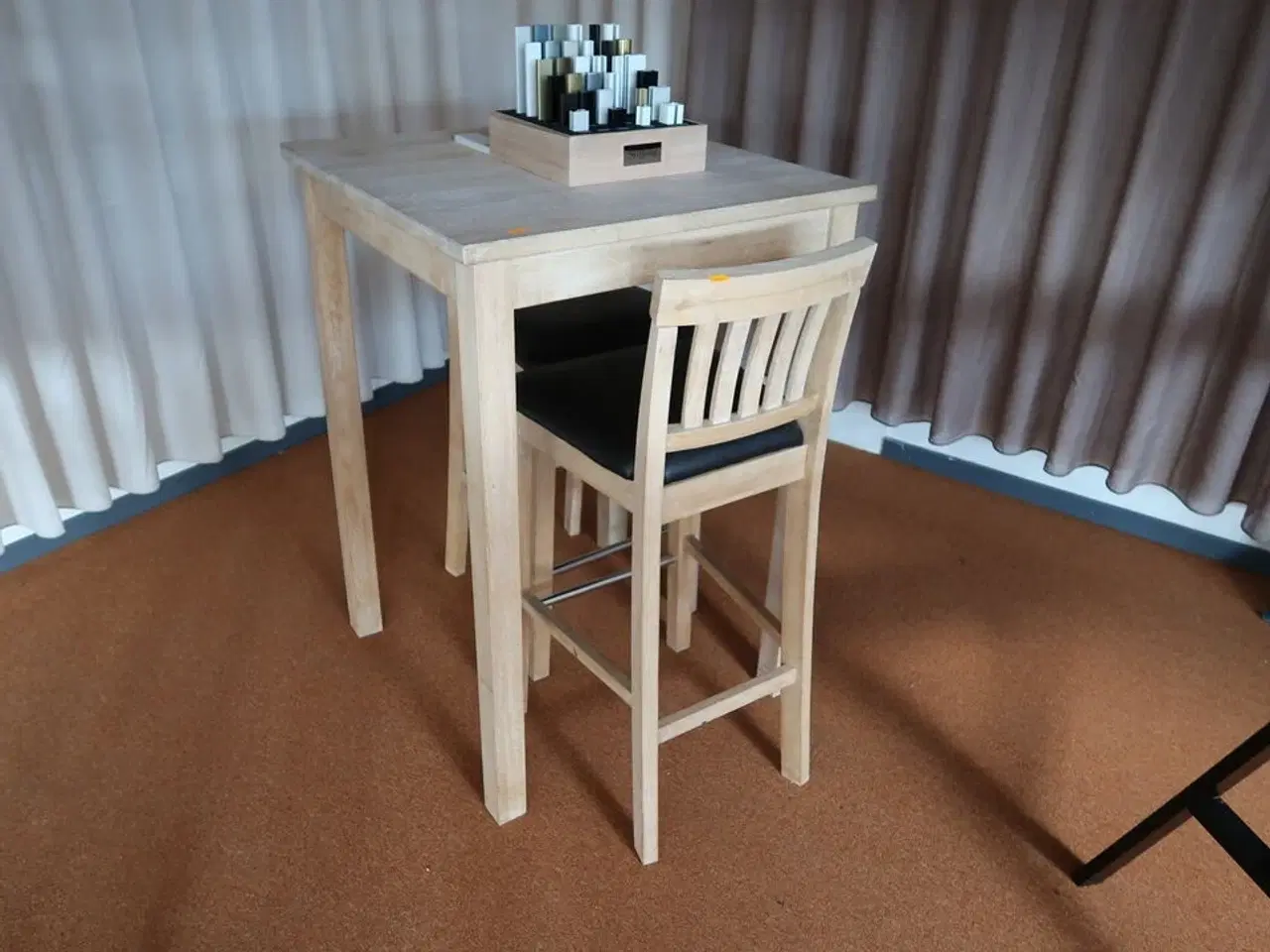 Billede 2 - Barbord med 2 stk. barstole