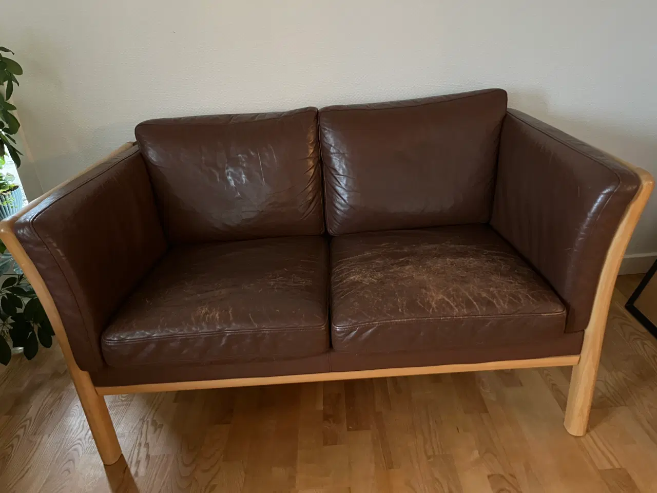 Billede 2 - Massivt sofabord i bøg. 2 Pers. Læder sofa.