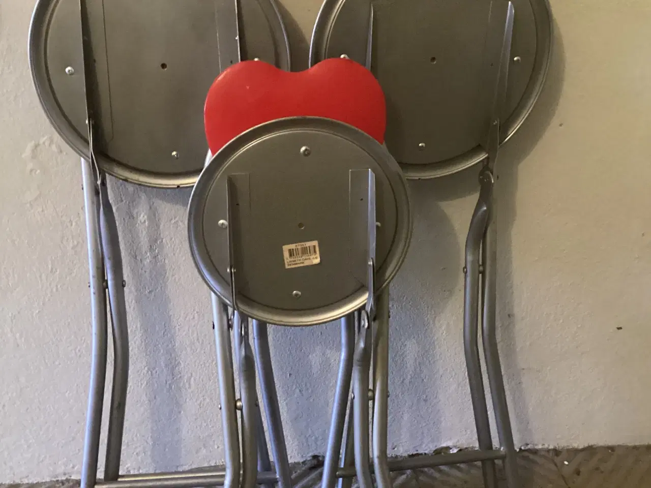 Billede 3 - 3 hjerteformede klapstole Af Lisbeth Dahl