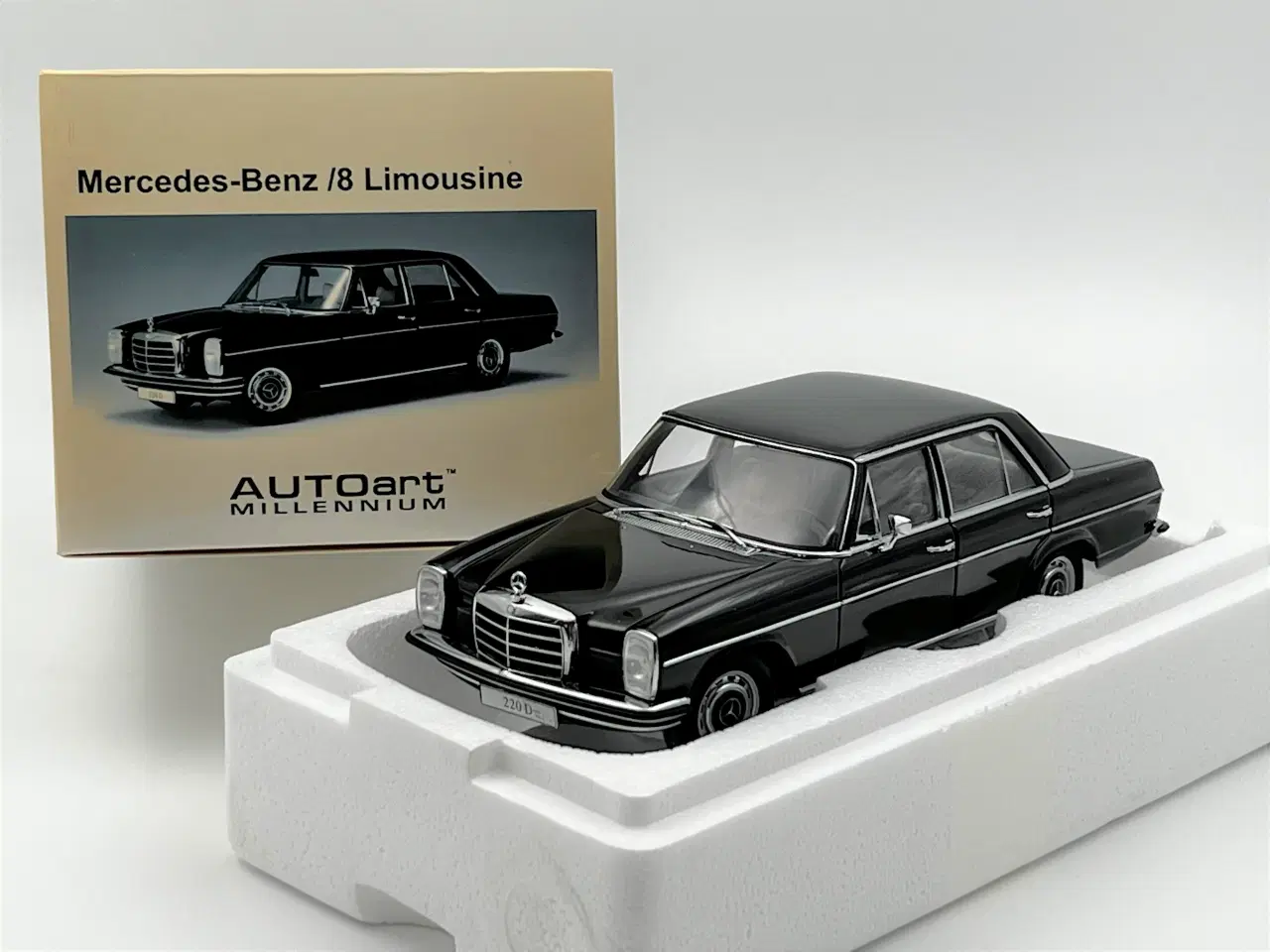 Billede 1 - 1968 Mercedes-Benz 220D /8 AUTOart -  1:18 