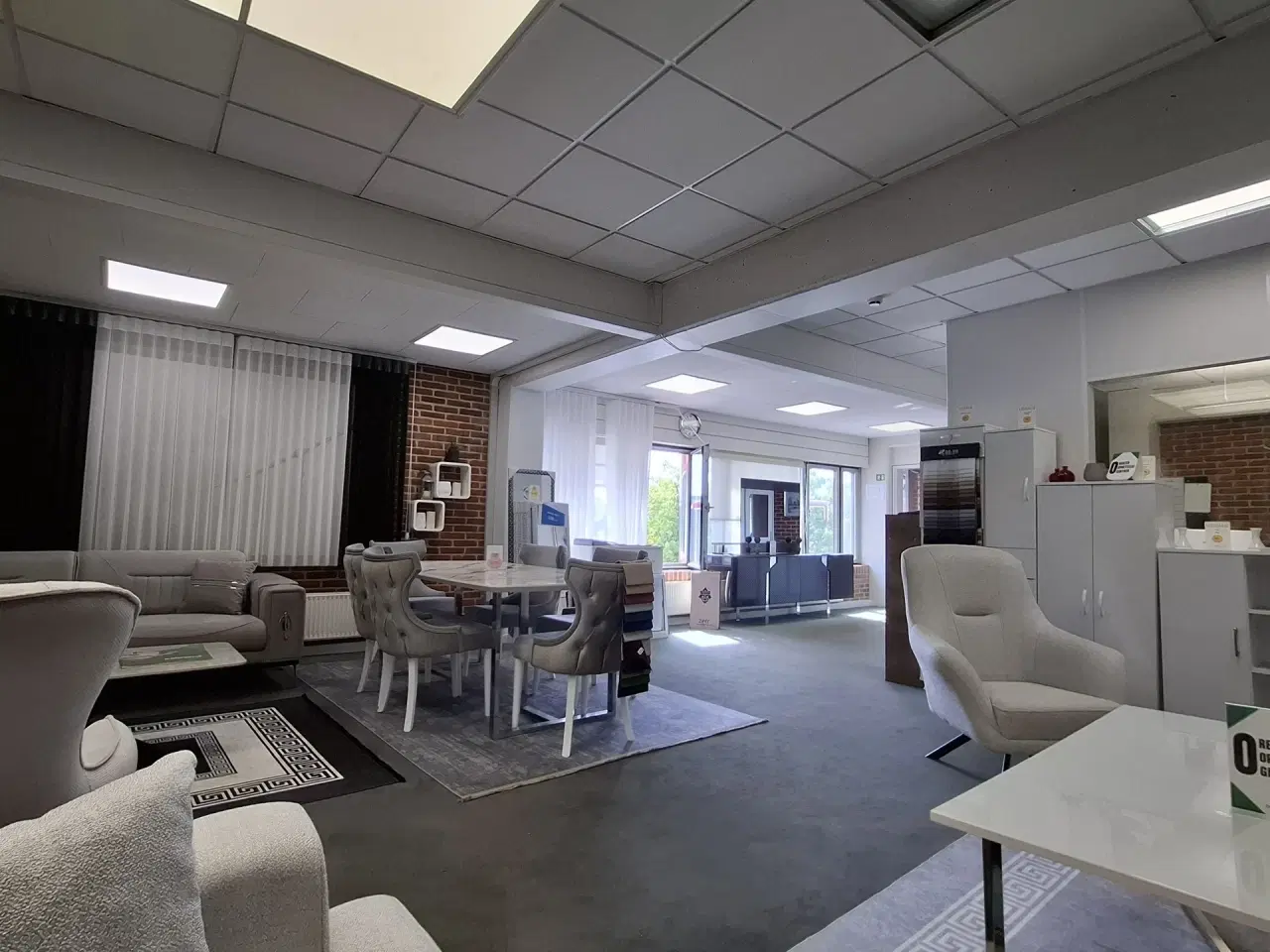 Billede 16 - Suveræn Beliggenhed – Showroom. Klinik, Butik, Gaming, Kontor mm. – Stort åbent areal i midten og mindre cellekontorer i glas.
