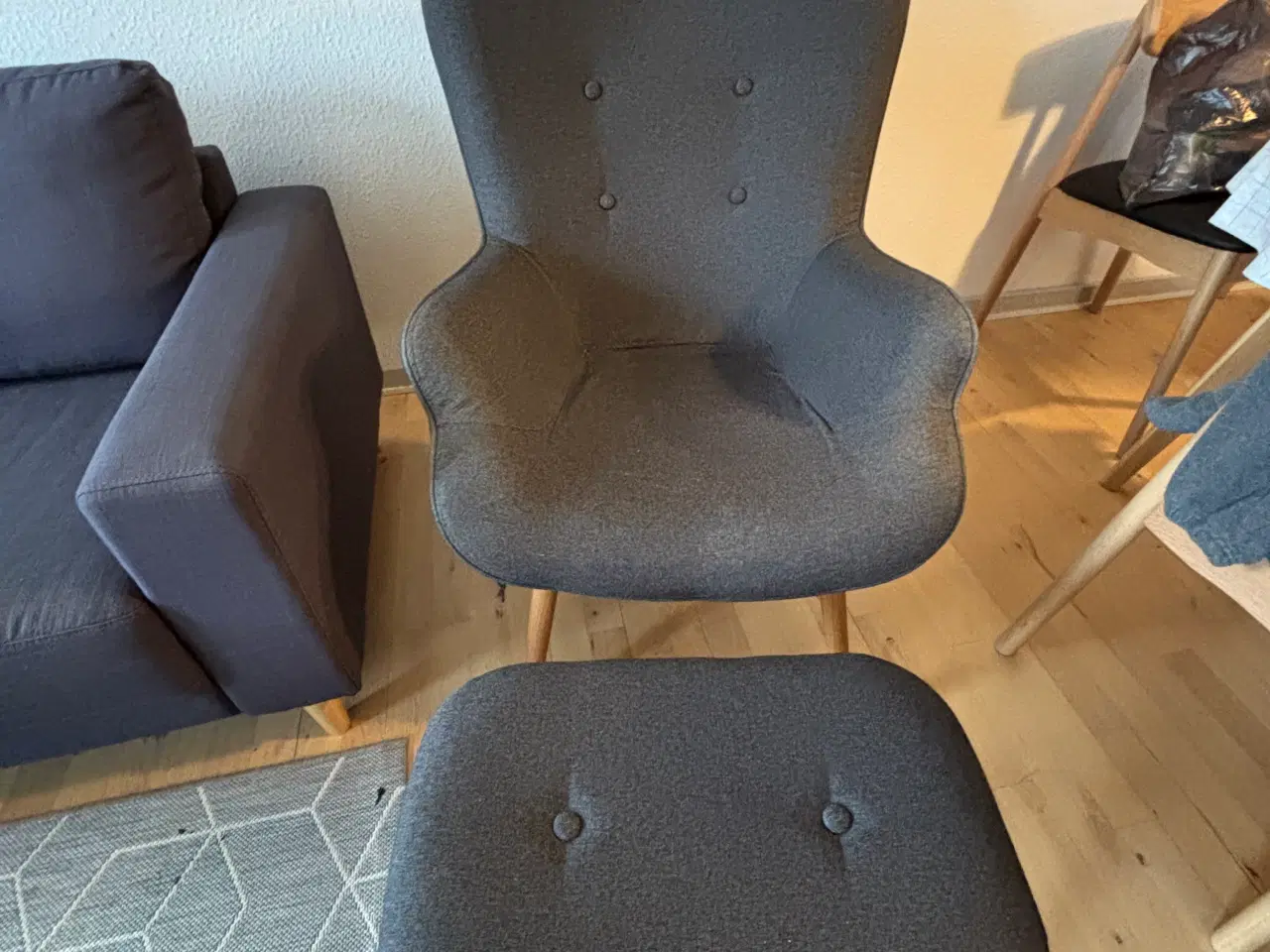 Billede 1 - Lænestol med skammel i grå stol