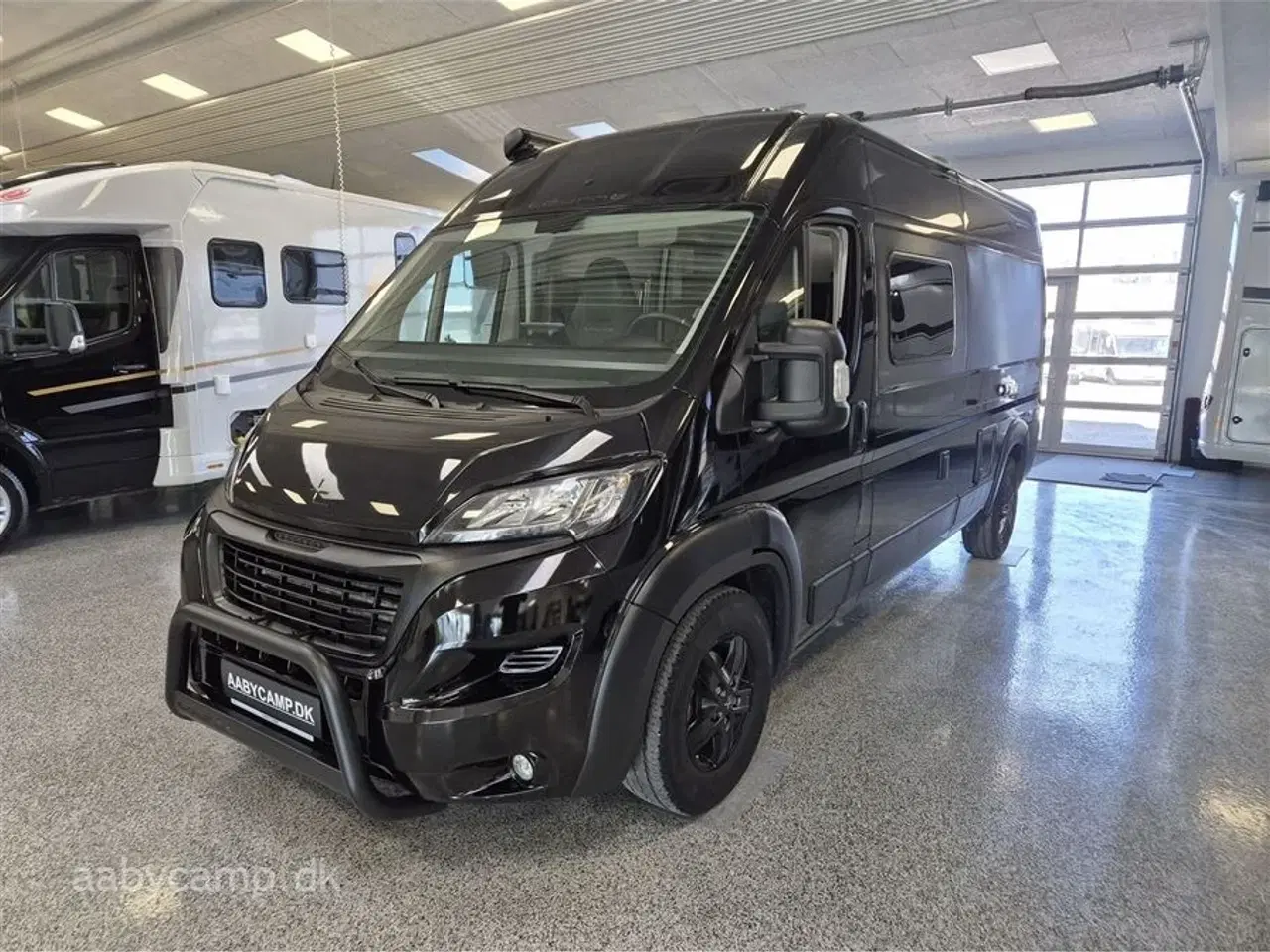 Billede 4 - 2023 - Tourne 6.0   solcelle. 200 Ah lithium Batteri. 2000w Inverter. kompressor køleskab. Elektrisk gulvvarme. Webasto Dieselfyr. Anhængertræk. udvendig bruser. Kun 43,000 km!!!