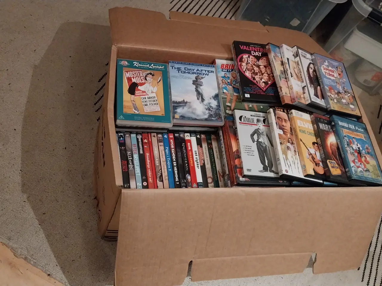 Billede 1 - 250 blandede dvd film og boxe i flyttekasse, afhnt