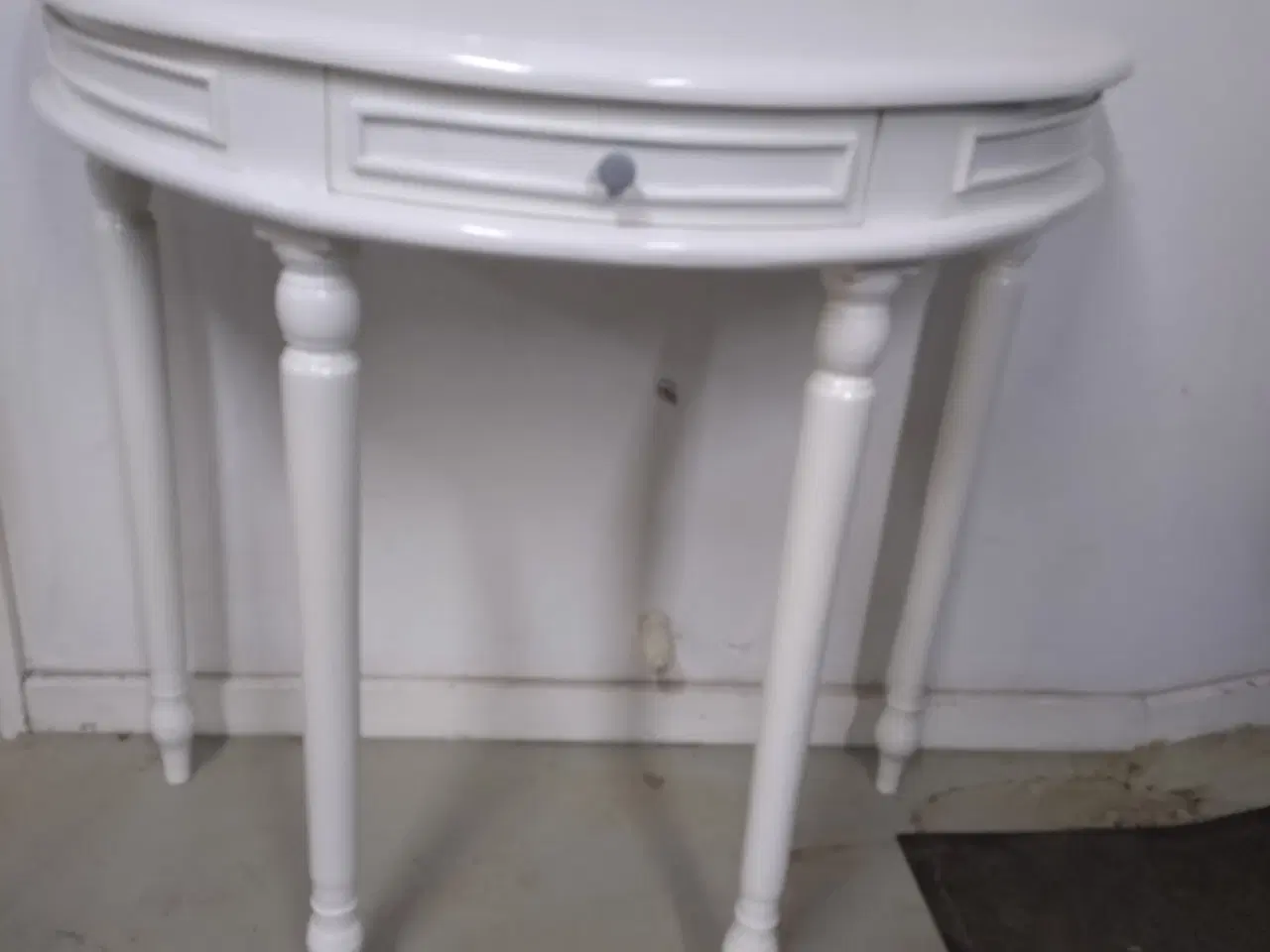 Billede 1 - Halrundt  Bord   med  Skuffe 