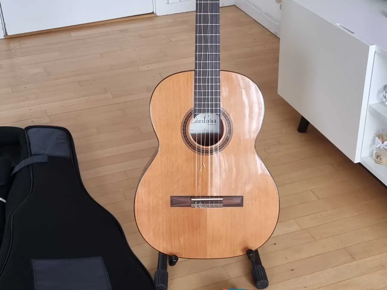 Billede 3 - Klassisk guitar samt udstyr til salg