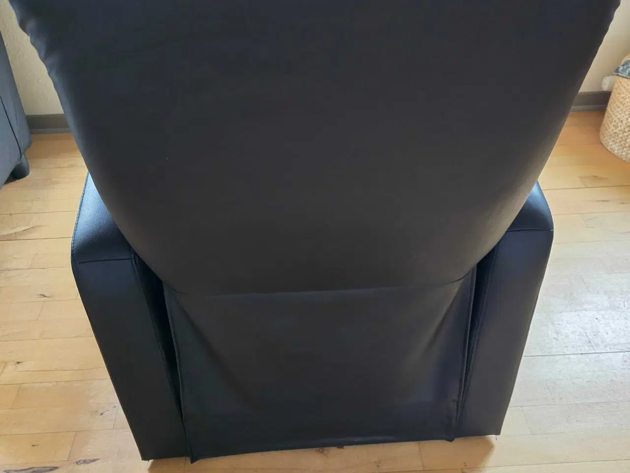 Billede 3 - Meget velholdt sort Lænestol m/fodskammel 