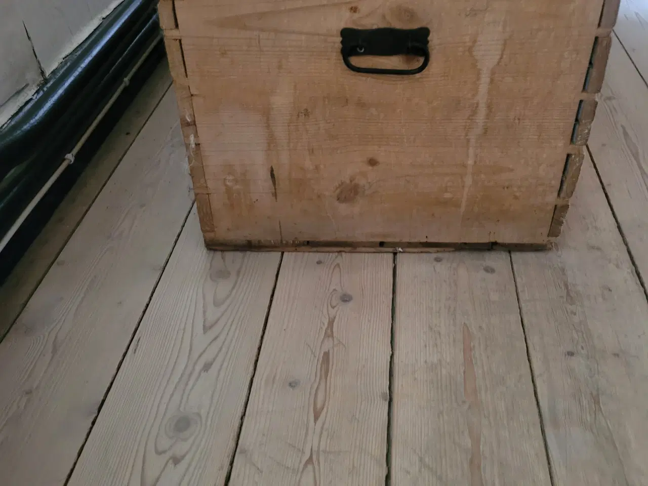 Billede 2 - Meget gammel kiste i egetræ