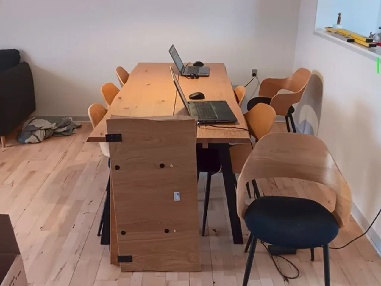 Billede 2 - bortgives: plankebord med 7 stole og tillægsplader