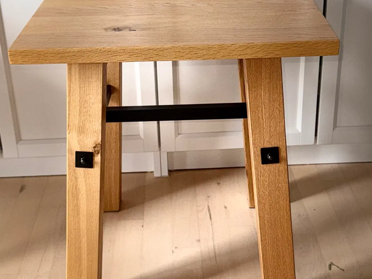 Billede 1 - Massivt egetræsbord – 50 x 50 x 55 cm