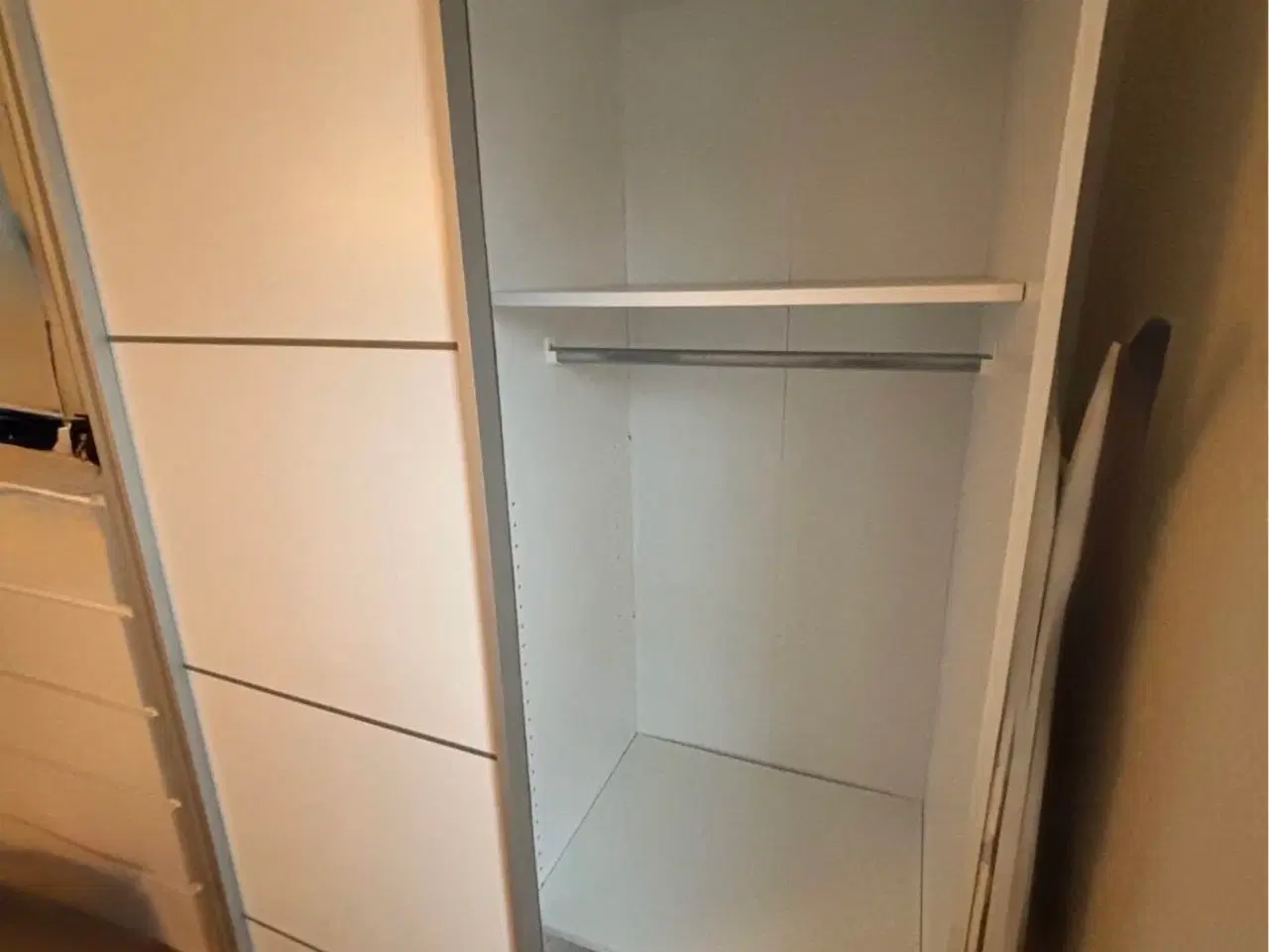 Billede 2 - Garderobeskab med masser af plads og skydedøre 