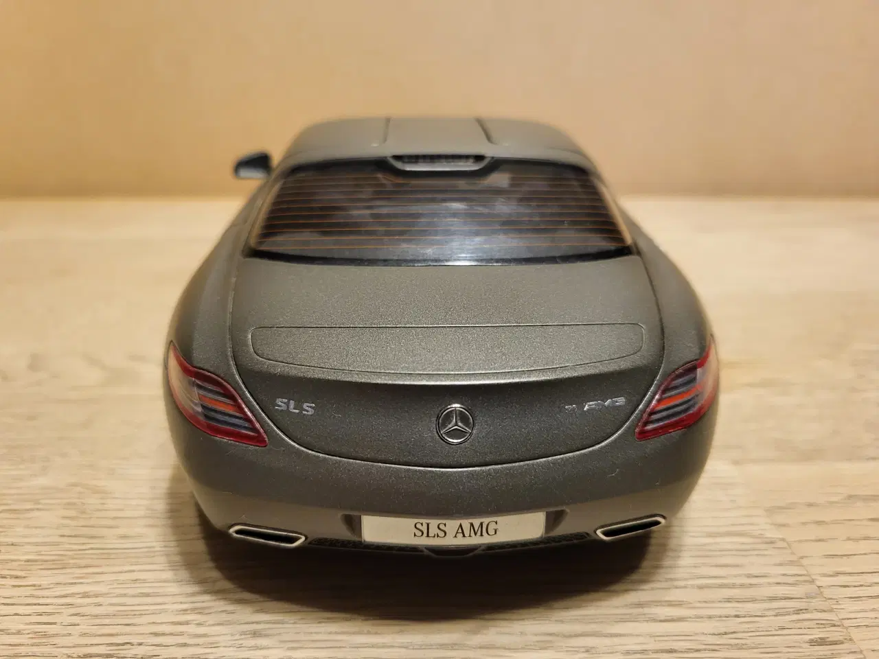 Billede 3 - Modelbil. Mercedes-Benz SLS AMG (2010) Skala 1/18