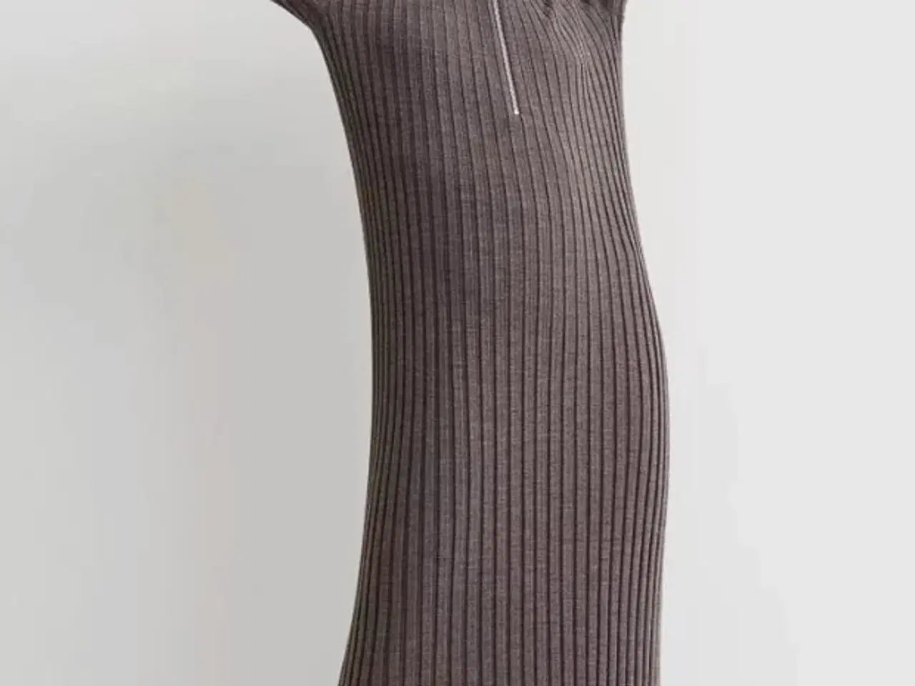 Billede 1 - Ribstrikket brun kjole fra H&M i ren merino uld