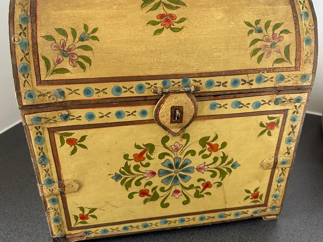 Billede 1 - Dekorativt træskrin.