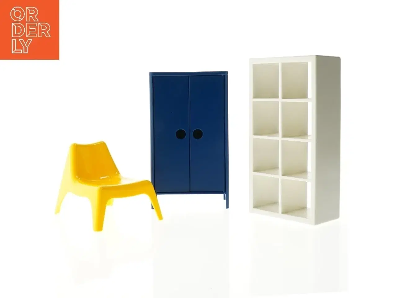 Billede 1 - Møbelsæt: Stol, skab og reol fra Barbie (str. Skab. 18 x 10,5 cm. reol. 19 x 10,5 cm. stol. 12 cm)