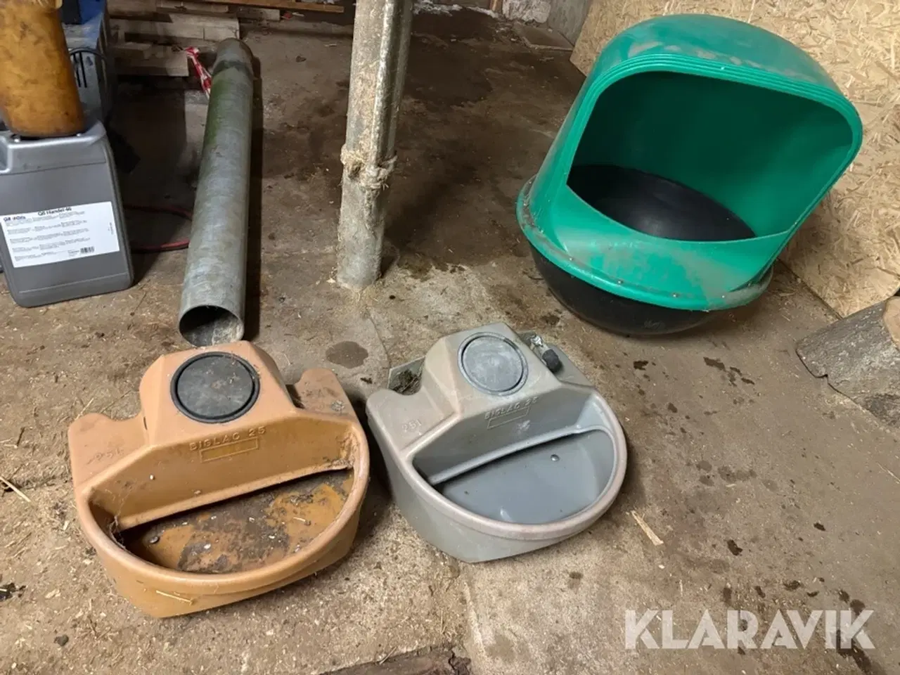 Billede 1 - Mineralbeholder og vandtrug
