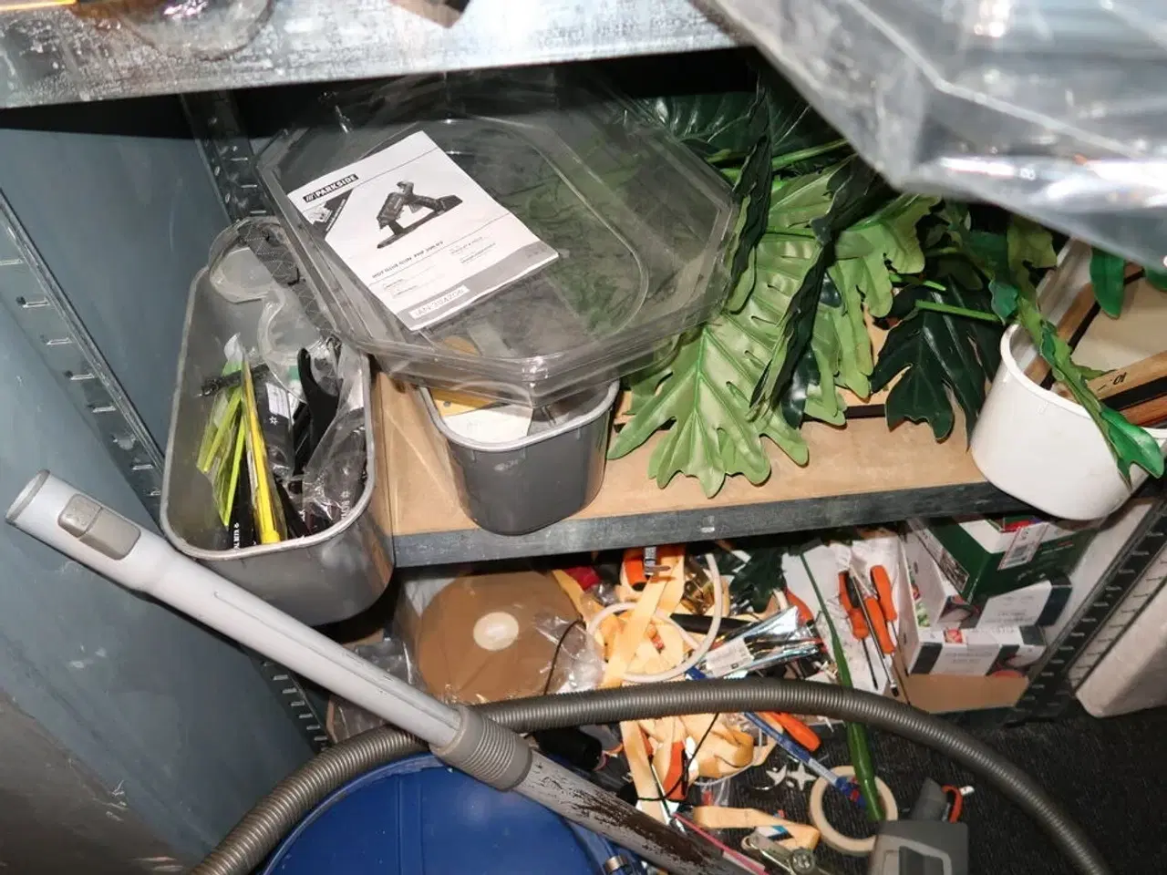 Billede 5 - 2 stk. reoler med div. Værktøj m.m.