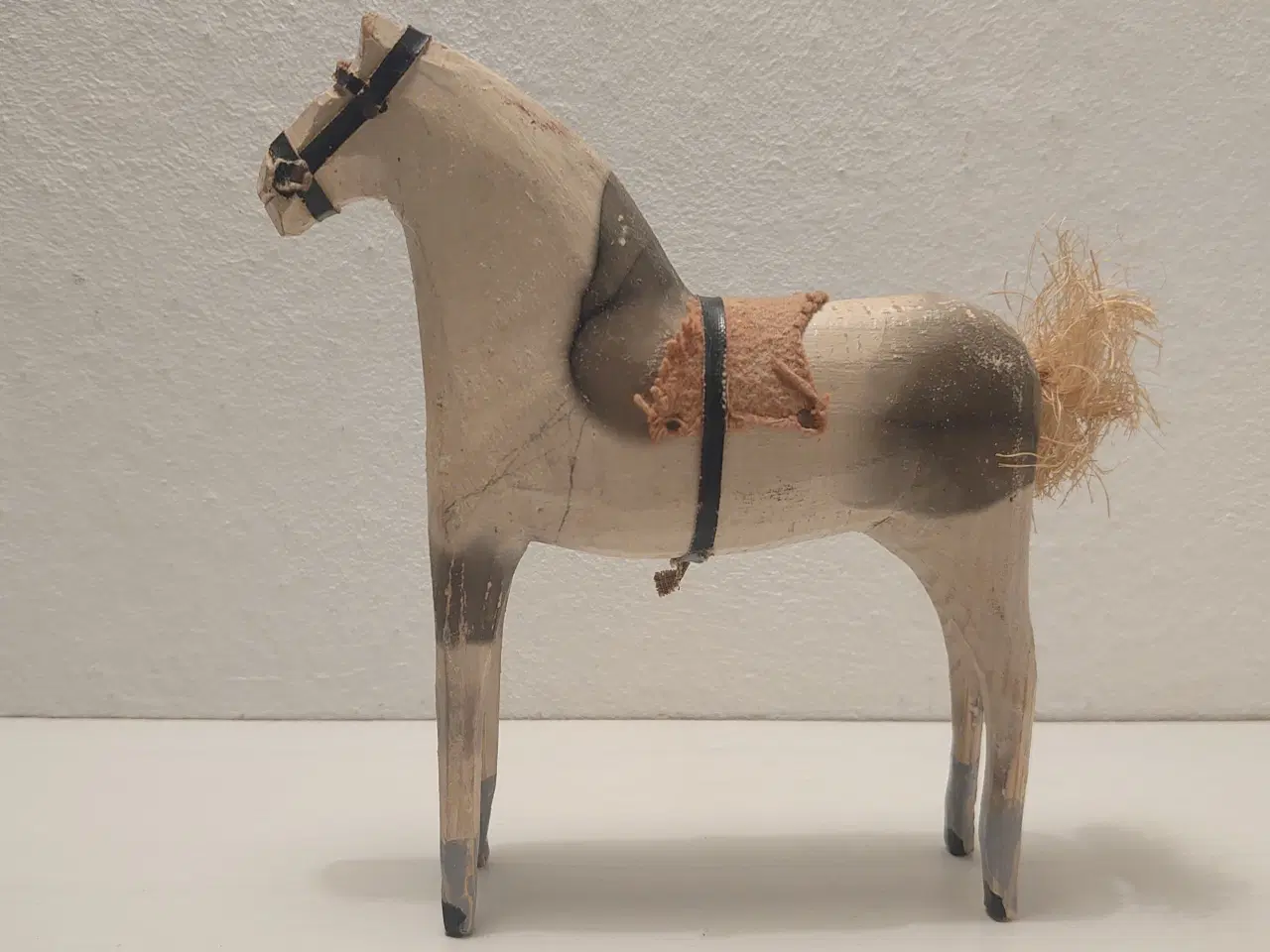 Billede 1 - Gammel håndskåret træhest. L 13cm,H 15,5cm.