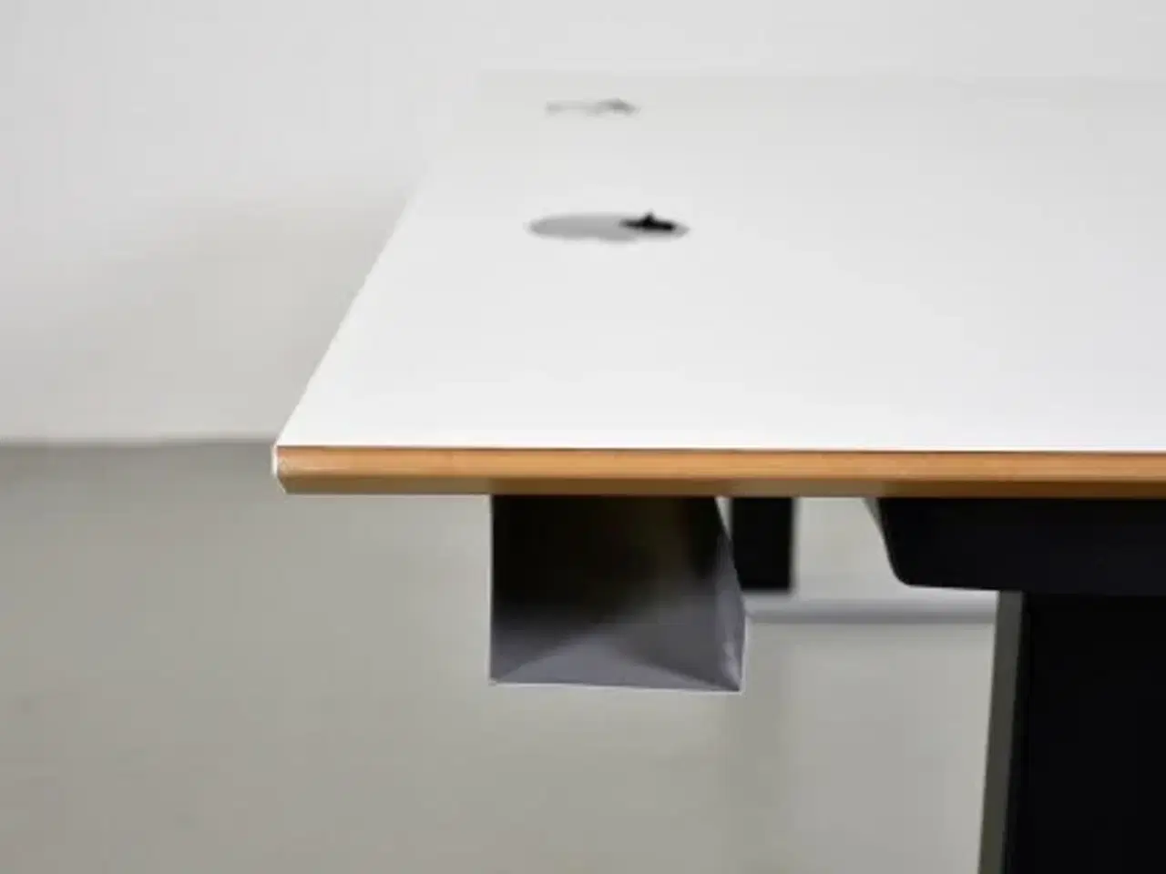 Billede 8 - Hæve-/sænkebord fra duba b8 med hvid plade og sort/alugråt stel, 160 cm.