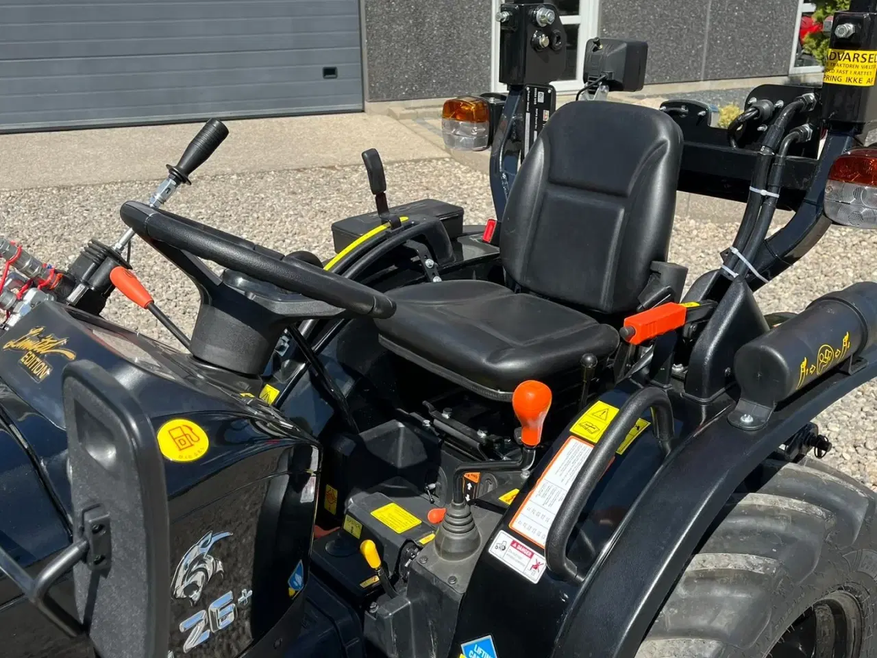 Billede 6 - Solis S26 6+2 gearmaskine Limited Edition i sort med brede hjul og Fuldhydraulisk frontlæsser