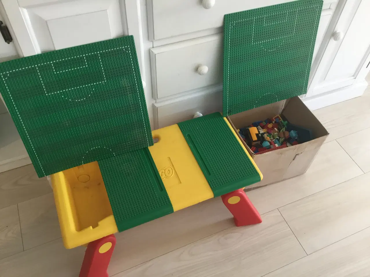 Billede 1 - Lego: bord og 3 kilo blandet klodser mm.