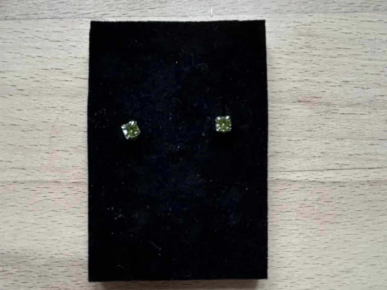 Billede 1 - Sølvørestikker. Oxideret sølv med grøn sten. 