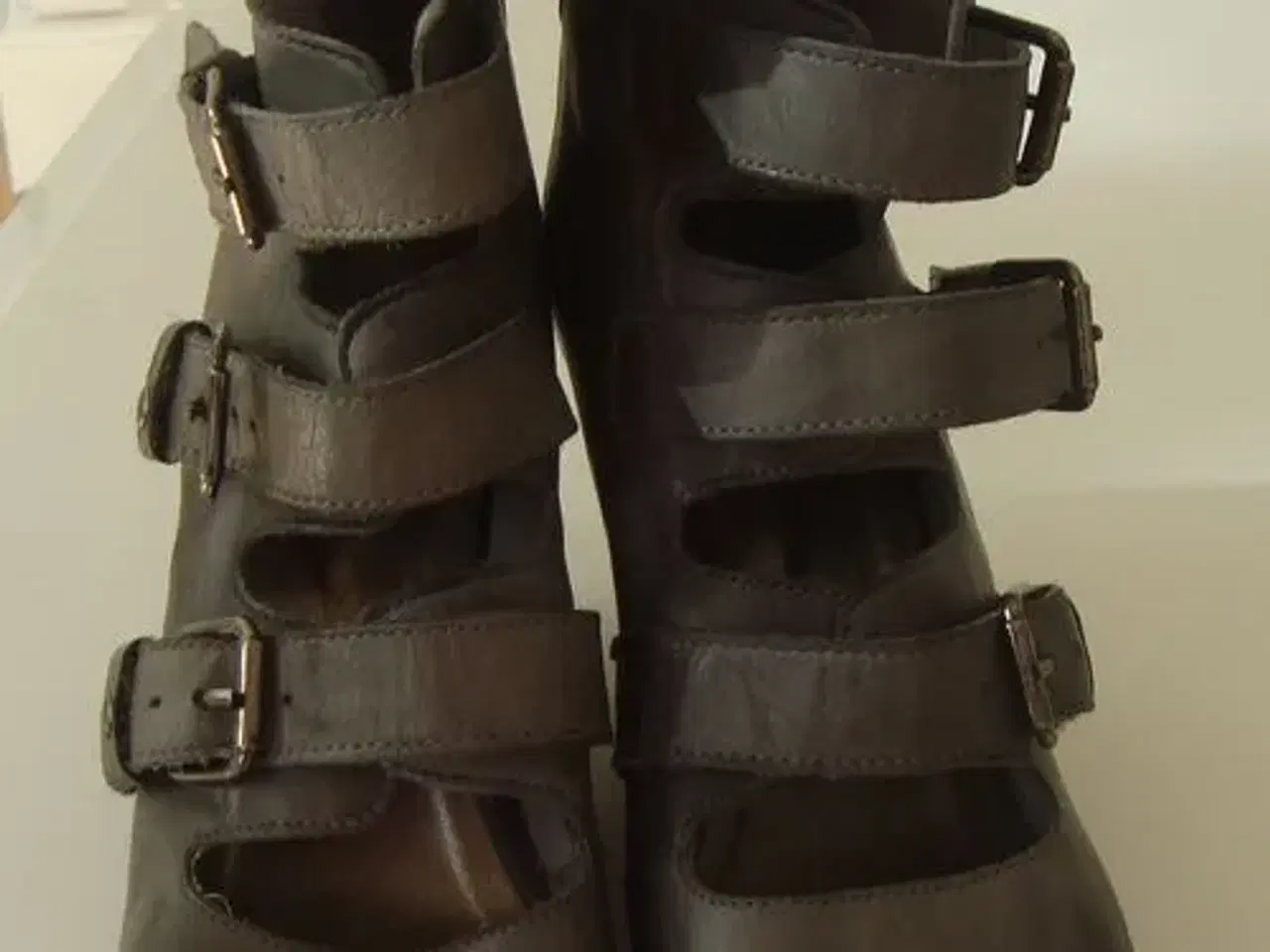 Billede 3 - Høje sandaler med Kilehæl sælges