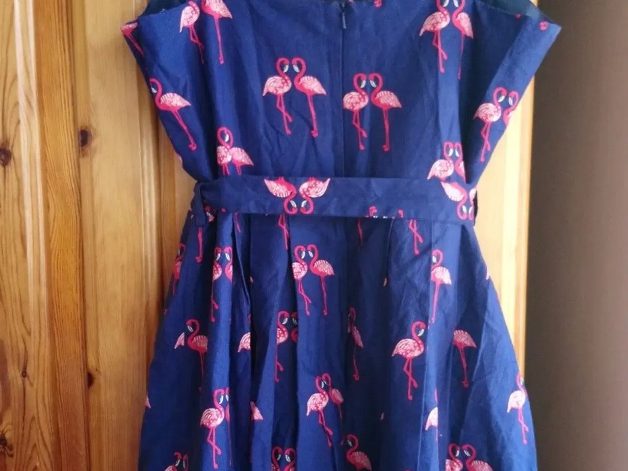Billede 2 - Kjole-mini.m. flamingo print+strop-Stør:40 (large)