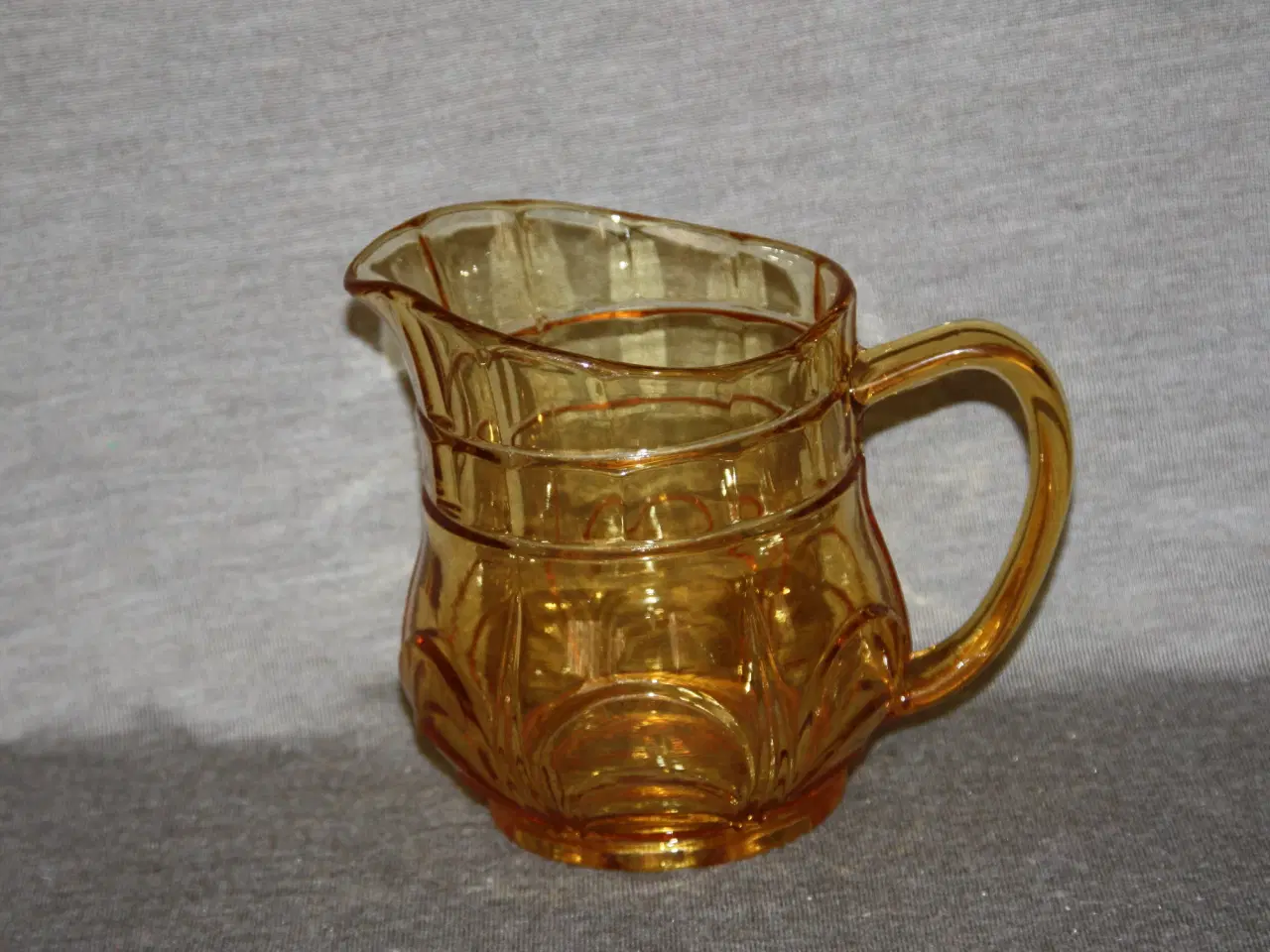 Billede 5 - Ravfarvet Fyens glasværk kande Nanna højde 14,5 cm