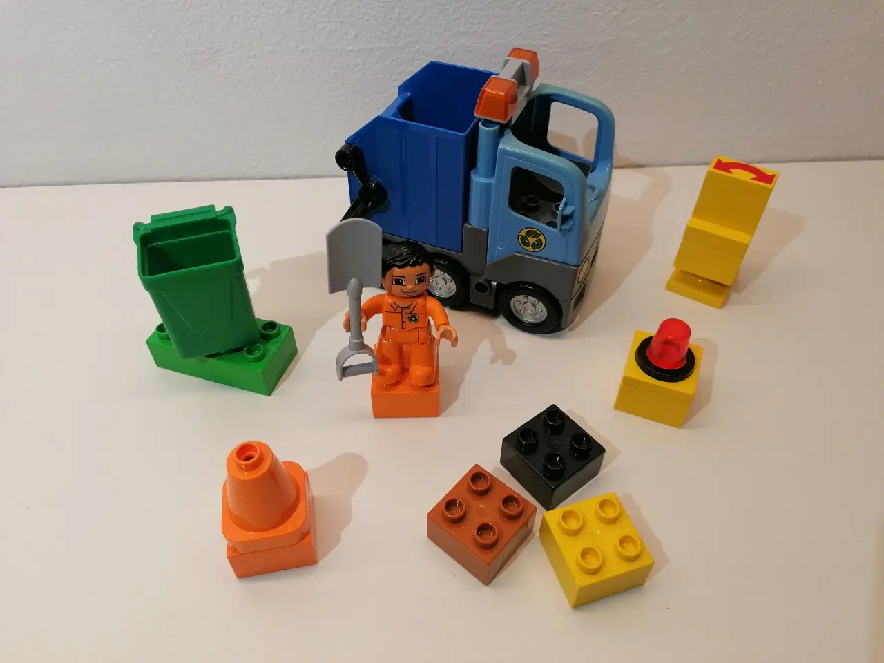 Billede 1 - Duplo Skraldebil med mand samt lidt forskelligt