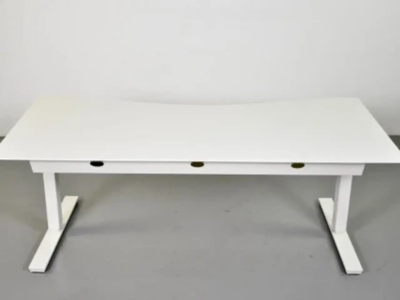 Billede 3 - Scan office hæve-/sænkebord med hvid plade og hvidt stel, 180 cm.