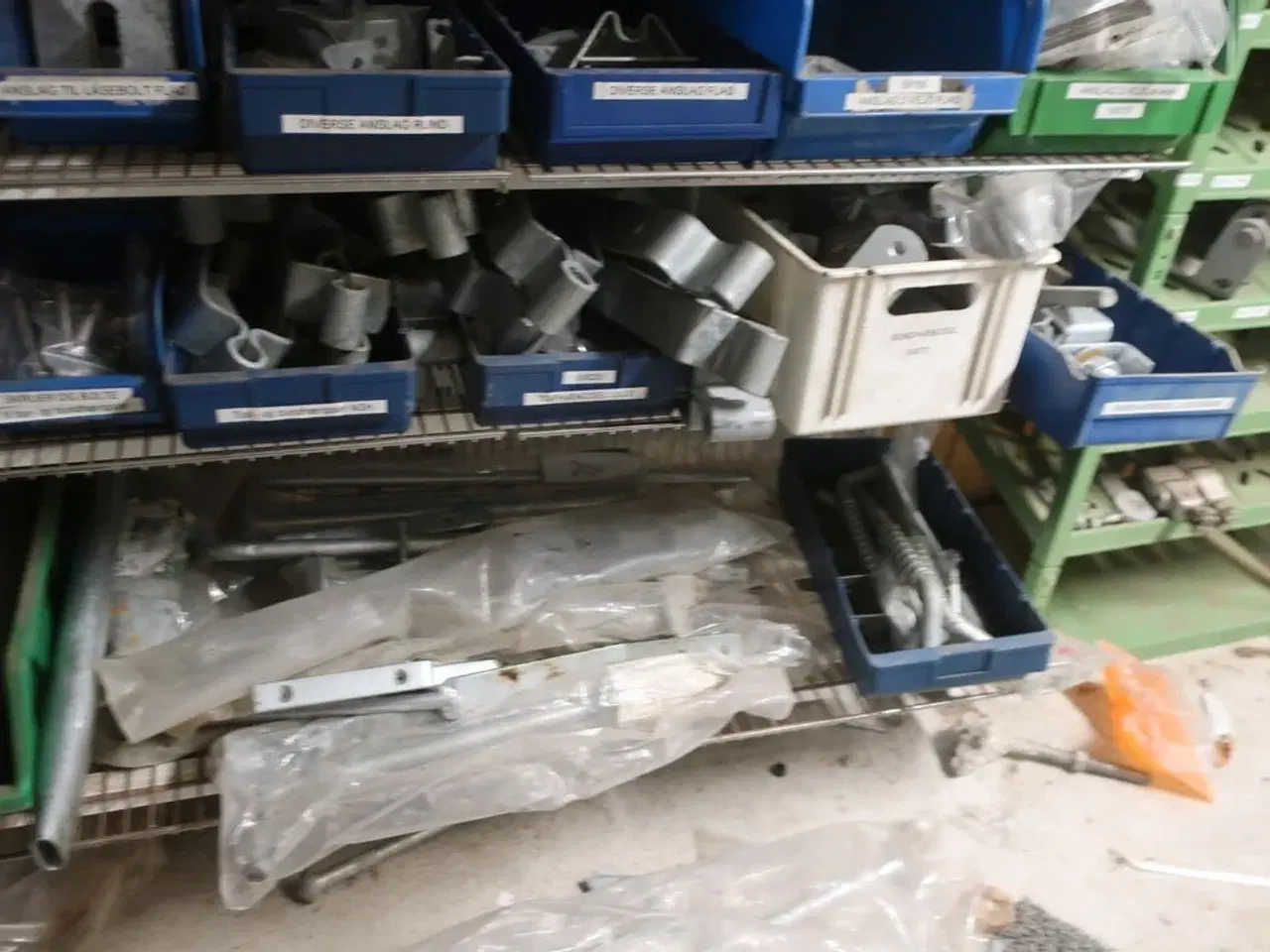 Billede 8 - 4+1 fag reoler inkl. indhold (hegnstilbehør m.v.) (se billeder)