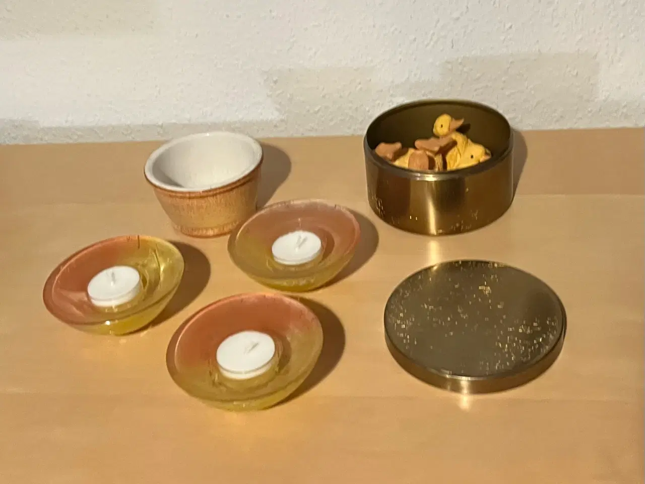 Billede 2 - Dekorationssæt med fyrfadsstager, skål, metaldåse 