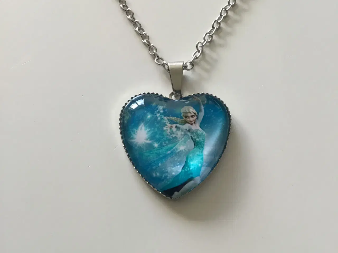 Billede 3 - Frost halskæde med hjerte vedhæng med Elsa Frost