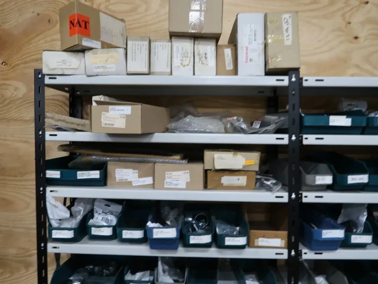 Billede 5 - 6 fag lagerreoler med indhold