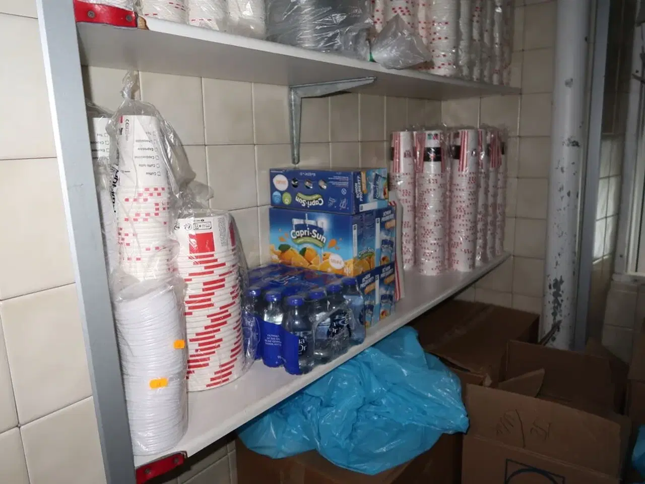 Billede 12 - Div. Engangsservice, kildevand, juice m.m.