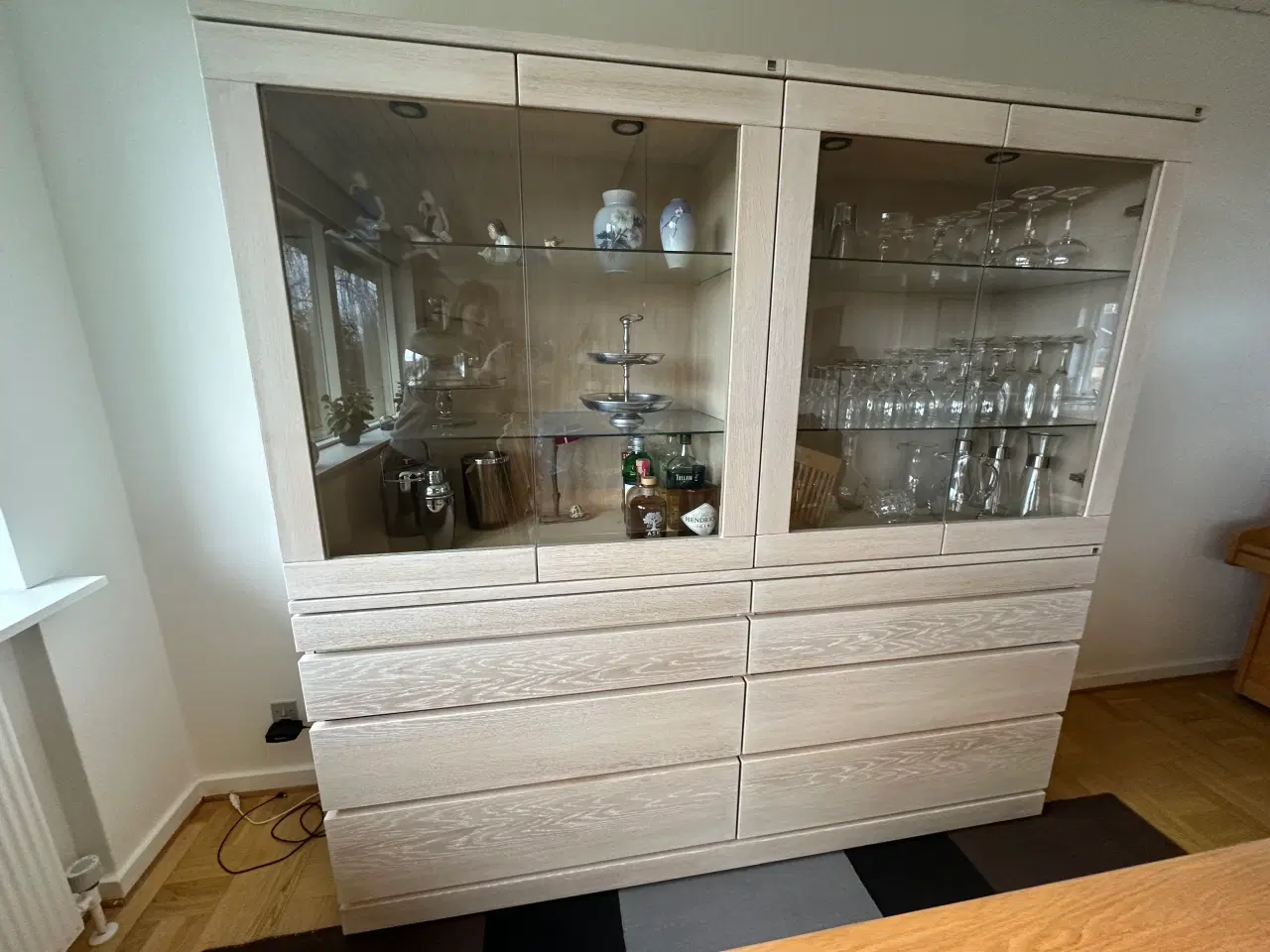 Billede 2 - Skænk og vitrineskabe i eg fra Skovby sælges