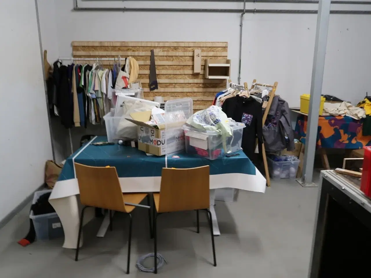 Billede 1 - Stole, borde, tøjstativer med div. Tøj m.m.