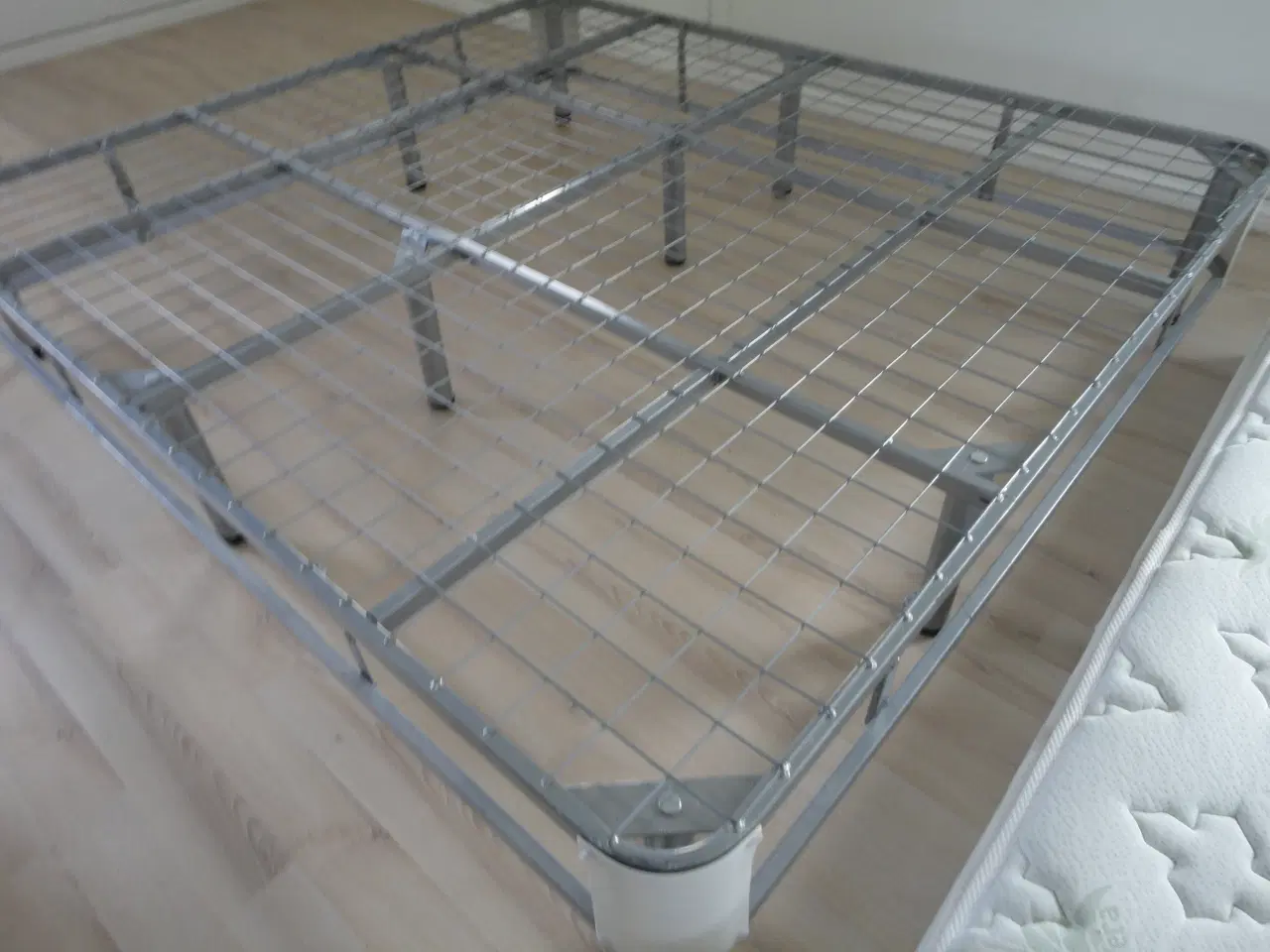 Billede 2 - 1 stk. dobbelt seng står rigtig flot i stellet 